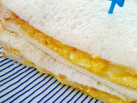 チーズonオープンオムレツのサンドイッチ